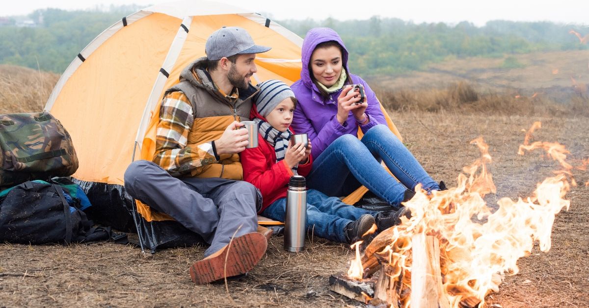 Stay in a camp. Семья у костра. Семейная фотосессия у костра. Семья с детьми у костра. Семейная фотосессия возле костра.